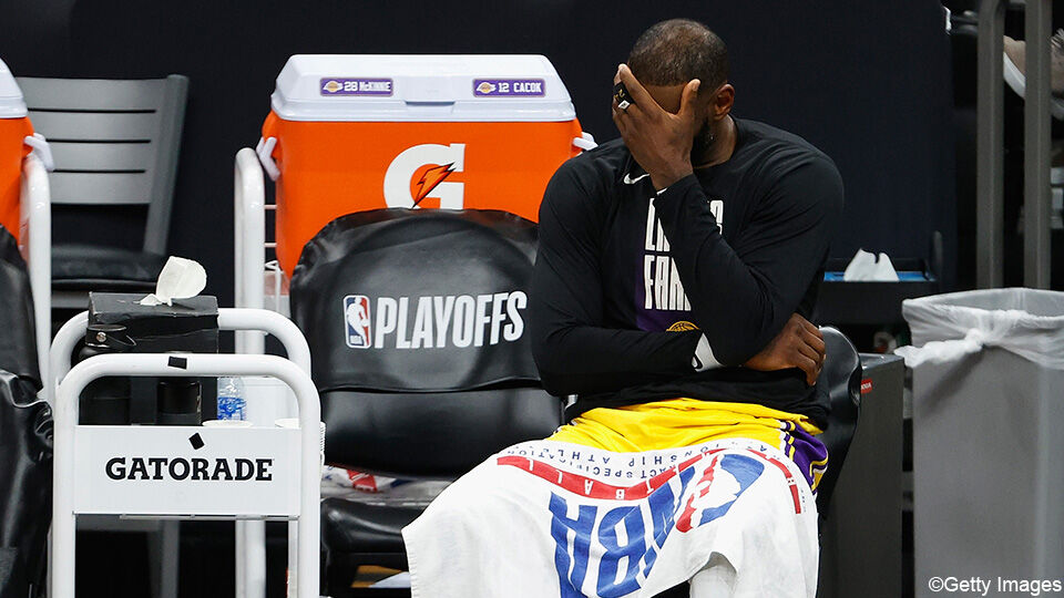 Een ontgoochelde LeBron James na de beschamende nederlaag in Phoenix.