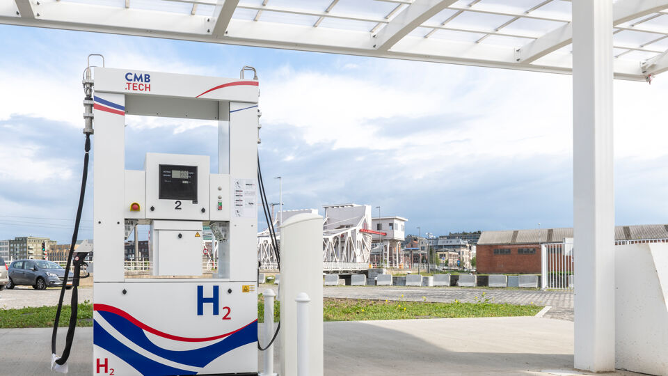 Wereldprimeur in Antwerpen een waterstoftankstation voor schepen VRT NWS nieuws