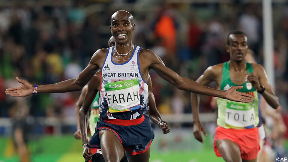 Mo Farah snelt naar olympisch goud op de 10.000 meter in Rio.