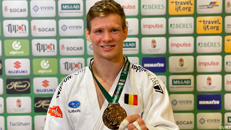 Matthias Casse pronkt met zijn gouden medaille.