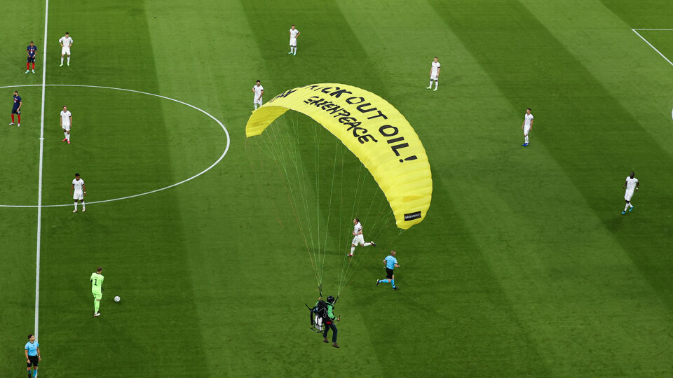 De Greenpeace-activist vloog de Allianz Arena in.