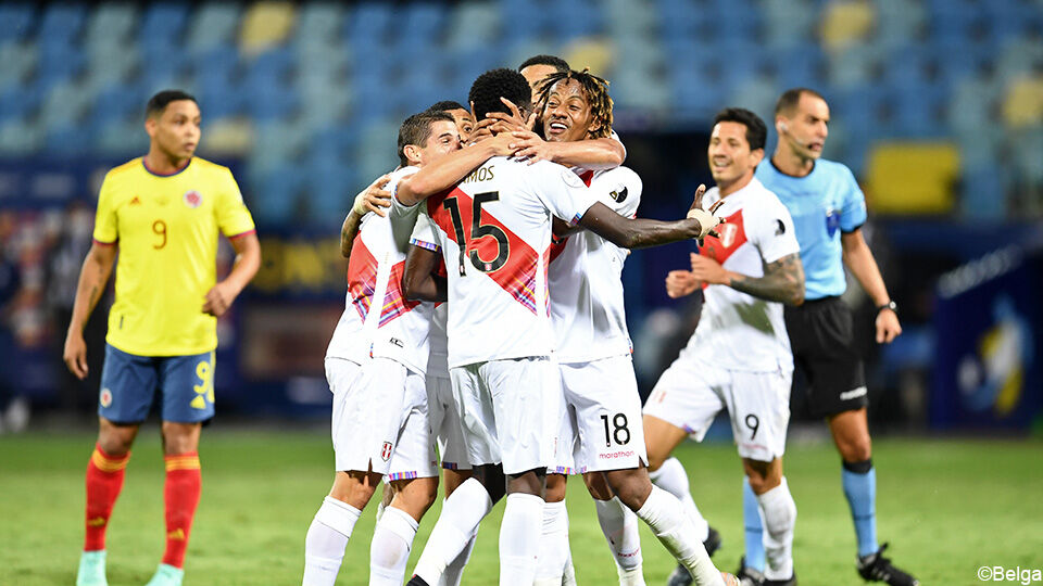 De spelers van Peru vieren de 2-1. 