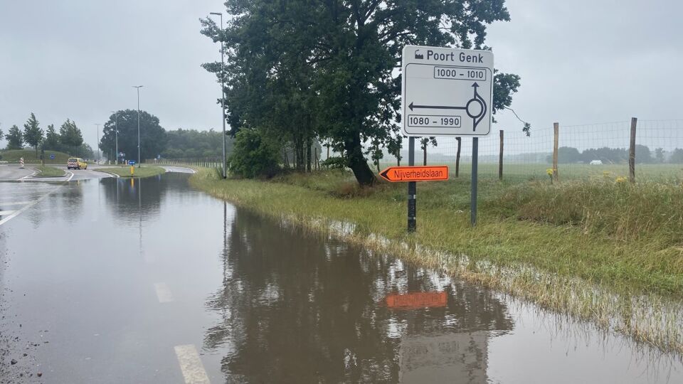 Stal brandt uit na blikseminslag in Oudsbergen 18.000 kippen komen om VRT NWS nieuws