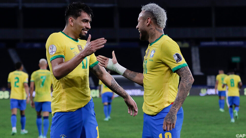Lucas Paqueta en Neymar bouwen een feestje.