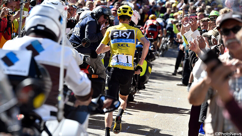 Chris Froome holt de Mont Ventoux op: een iconisch beeld uit de Tour van 2016.