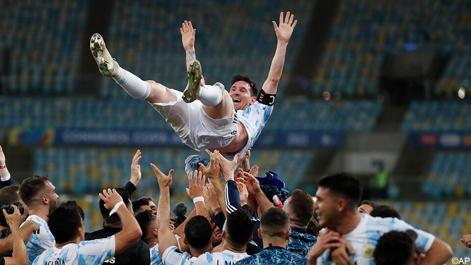 Messi werd gevierd door zijn ploegmaats.