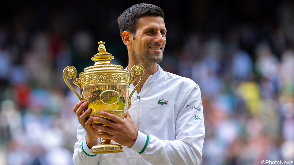 Het is de zesde Wimbled-trofee voor Novak Djokovic.