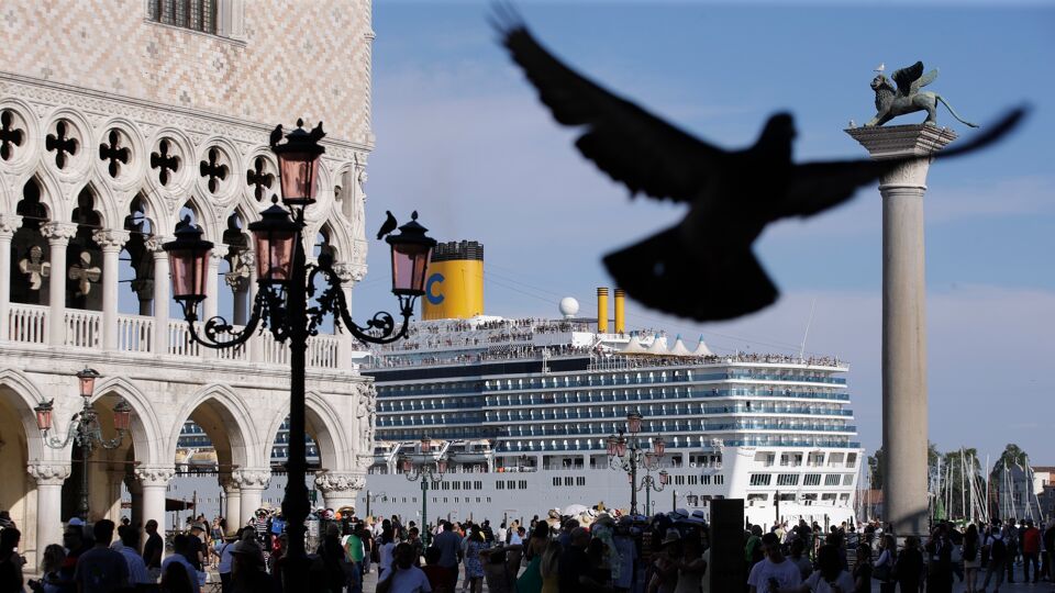 Een enorm cruiseschip vlak bij het San Marcoplein, binnenkort kan dat niet meer.