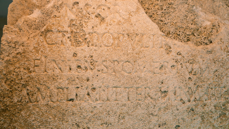 Een deel van de inscriptie op de steen. 