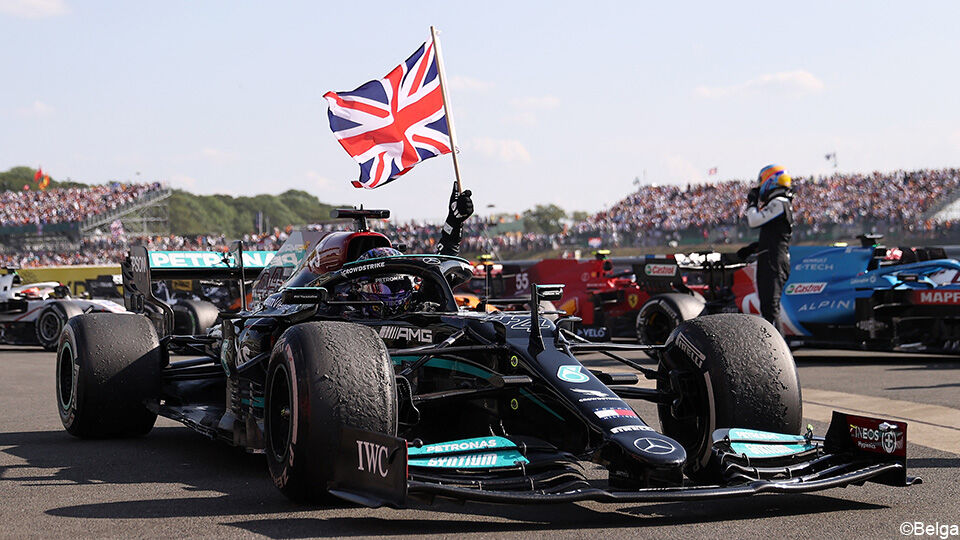Lewis Hamilton was voor eigen volk de snelste op Silverstone.