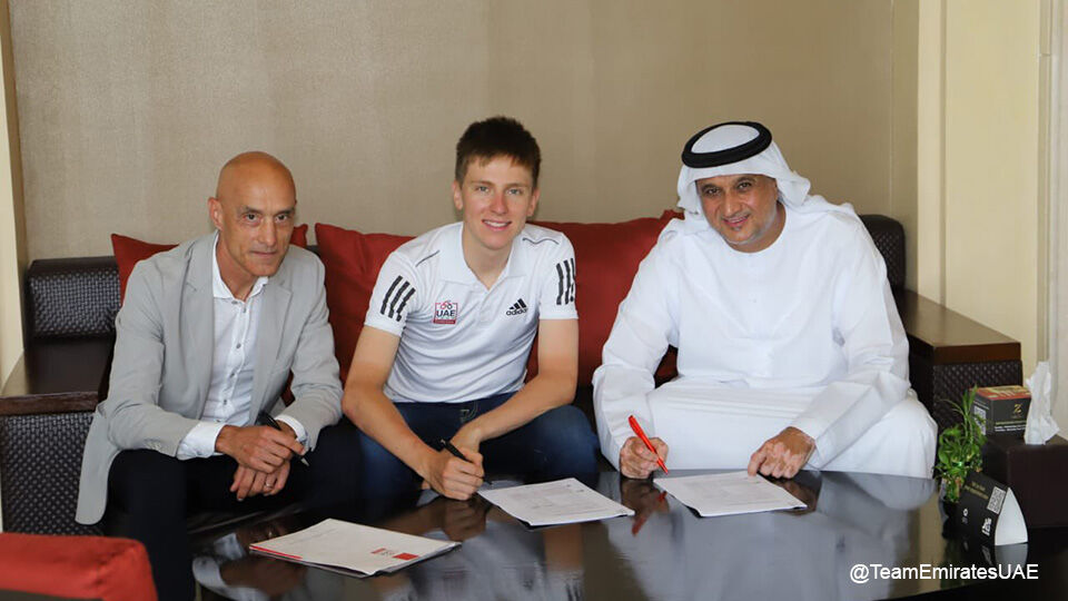 Tadej Pogacar ondertekende het contract in bijzijn van ploegmanager Mauro Gianetti en ploegbaas Matar Suhail Al Yabhouni Al Dhaheri.