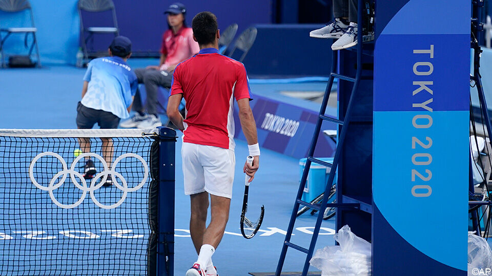 Het racket van Djokovic moest eraan geloven. 