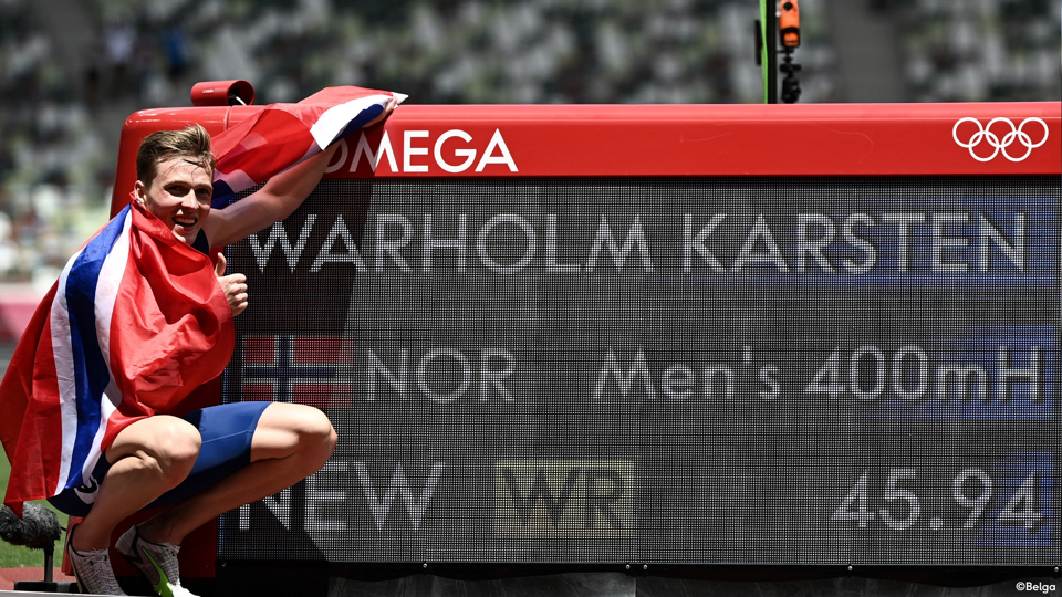 Karsten Warholm poseert bij zijn wereldrecordtijd: 45"94.
