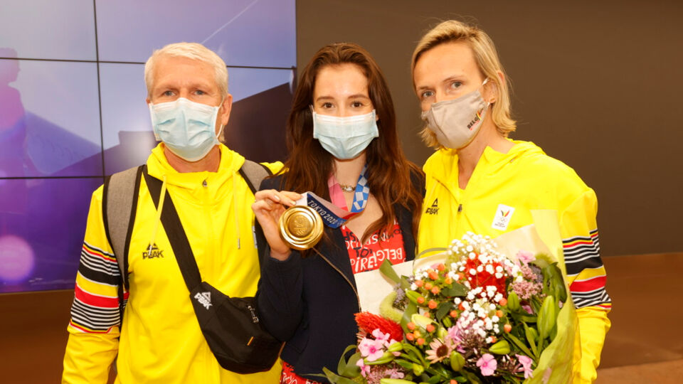 Nina Derwael met gouden medaille wordt geflankeerd door Yves Kieffer en Marjorie Heuls.