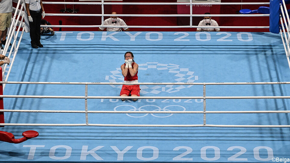 Een bokser in de olympische boksring tijdens de Spelen van 2020 in Tokio.