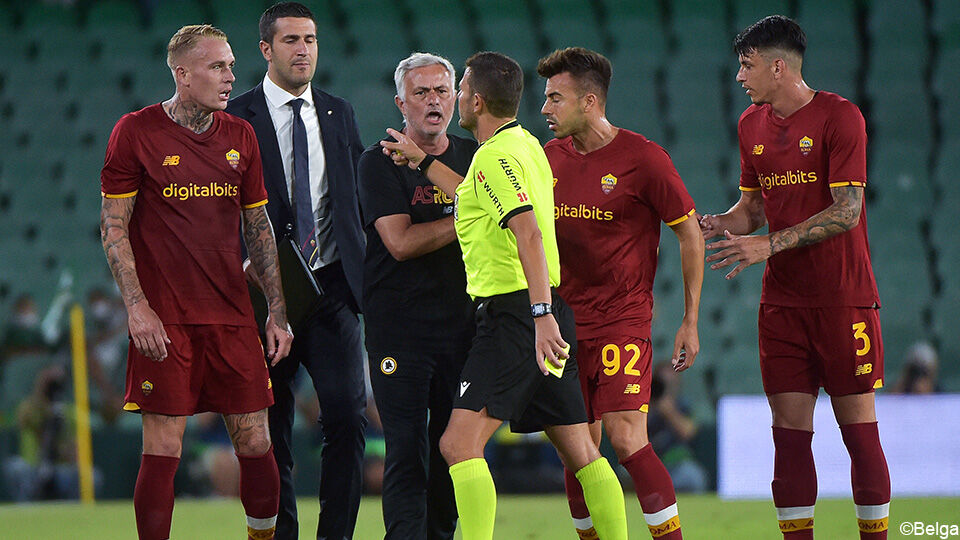 José Mourinho wijst de scheidsrechter op zijn fout.