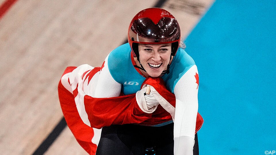 Kelsey Mitchel won in Tokio de gouden sprint-medaille in het baanwielrennen.