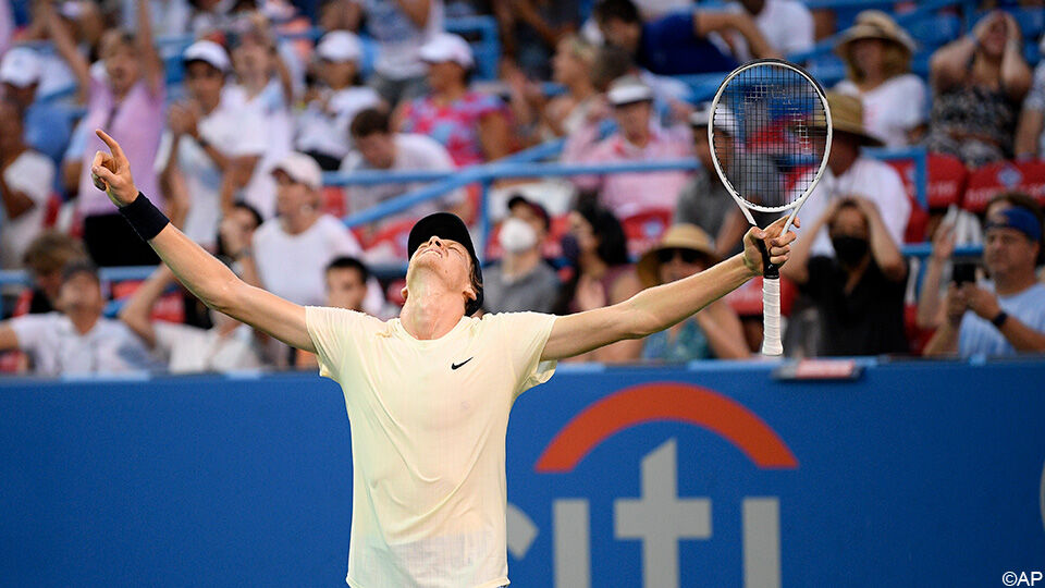 Jannik Sinner viert zijn 3e ATP-titel.