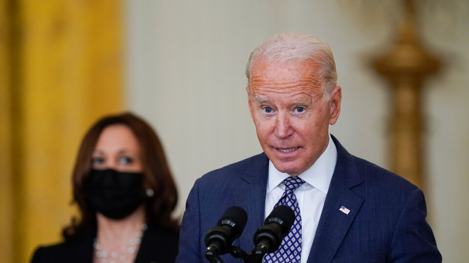 Vicepresident Kamala Harris staat normaal in de schaduw van president Biden, maar vandaag even niet.