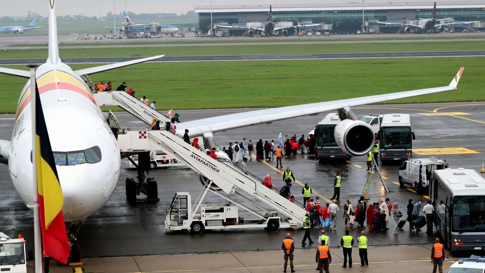 Afghaanse vluchtelingen landen op Melsbroek.