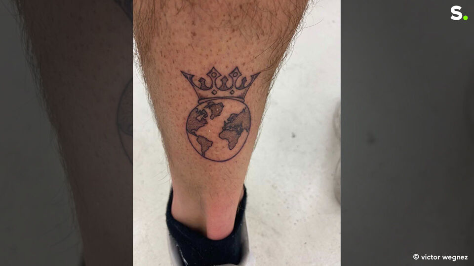 Wegnez liet een afbeelding van een wereldbol met een kroon op zijn been tatoeëren. 