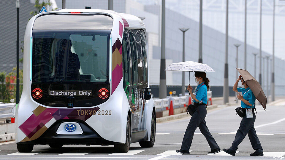 Een zelfrijdende bus in het olympisch dorp in Tokio.