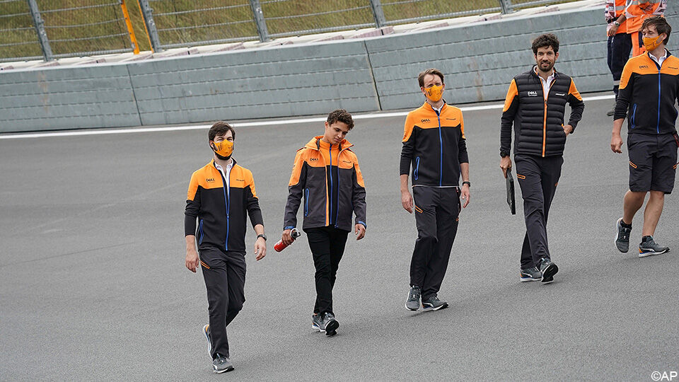 Lando Norris en het McLaren-team verkennen het circuit te voet.