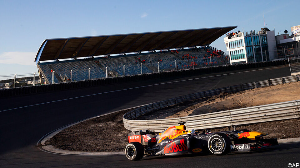 Max Verstappen verkent het circuit van Zandvoort bij de heropening van het gerenoveerde circuit.