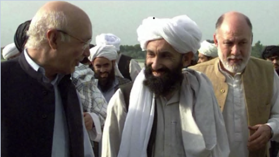 Mohammed Hassan Akhund (midden) zetelde ook in de talibanregering die eind jaren 90 aan de macht was.