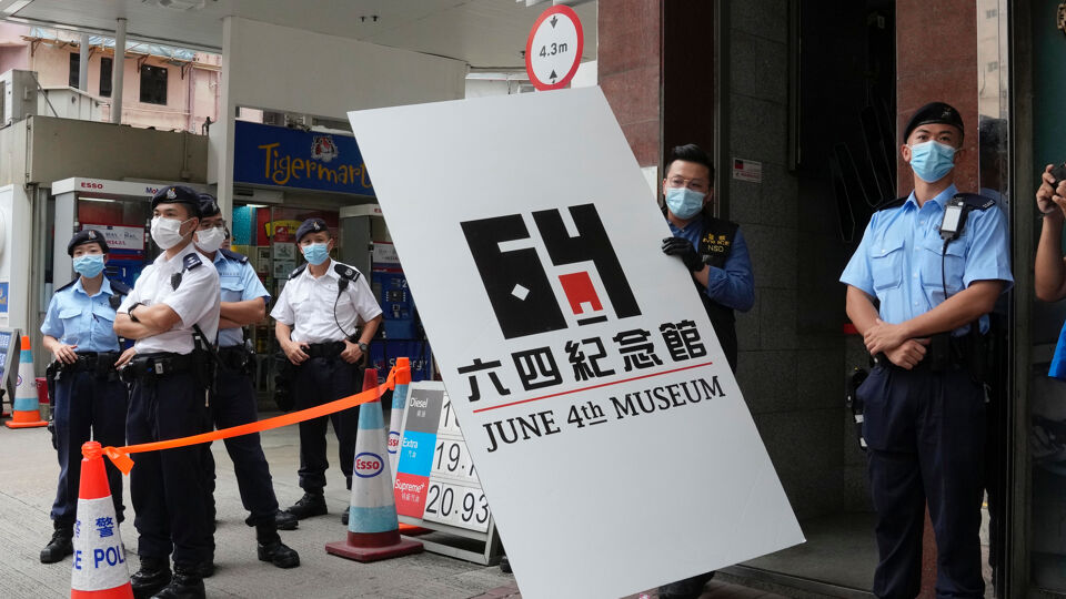 De politie van Hongkong neemt materiaal weg uit het museum voor de herdenking van het bloedbad.