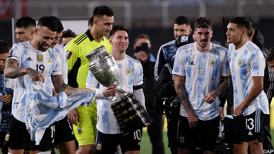 Messi met de Copa America in zijn handen. 