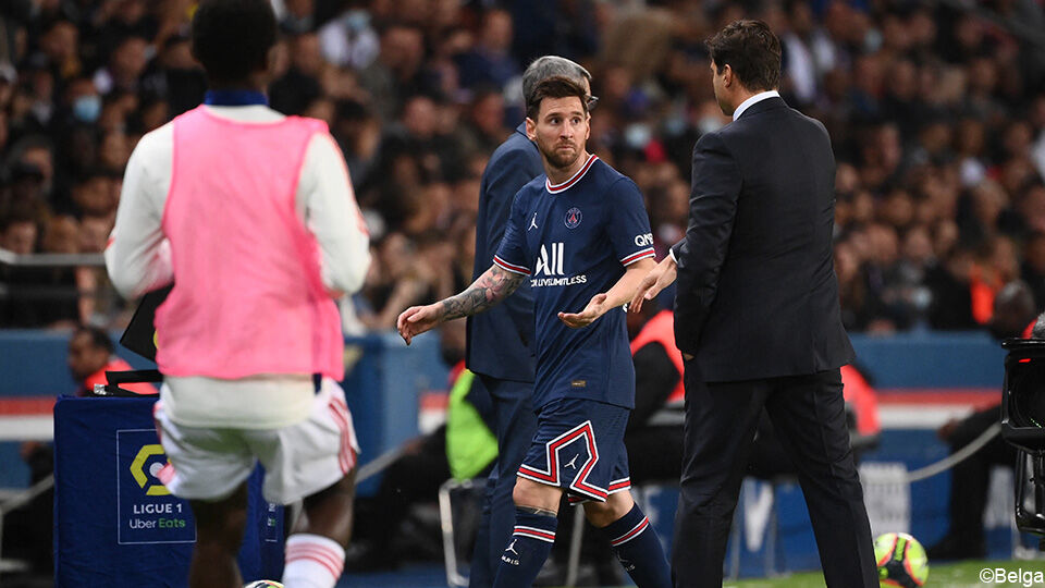 PSG-coach Pochettino wisselde de Argentijnse spelverdeler na 76 minuten in de topper tegen Lyon.