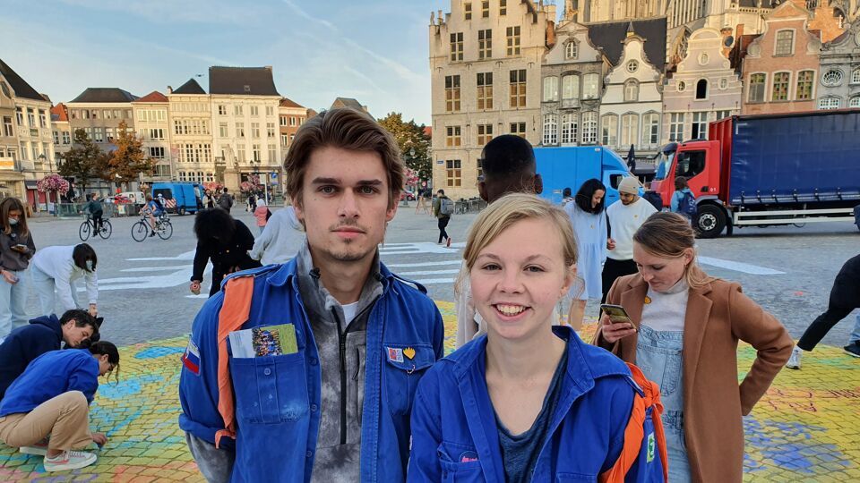 Wout en Cato van de Mechelse KSA kwamen een boodschap schrijven op de vlam van De Warmste Week.