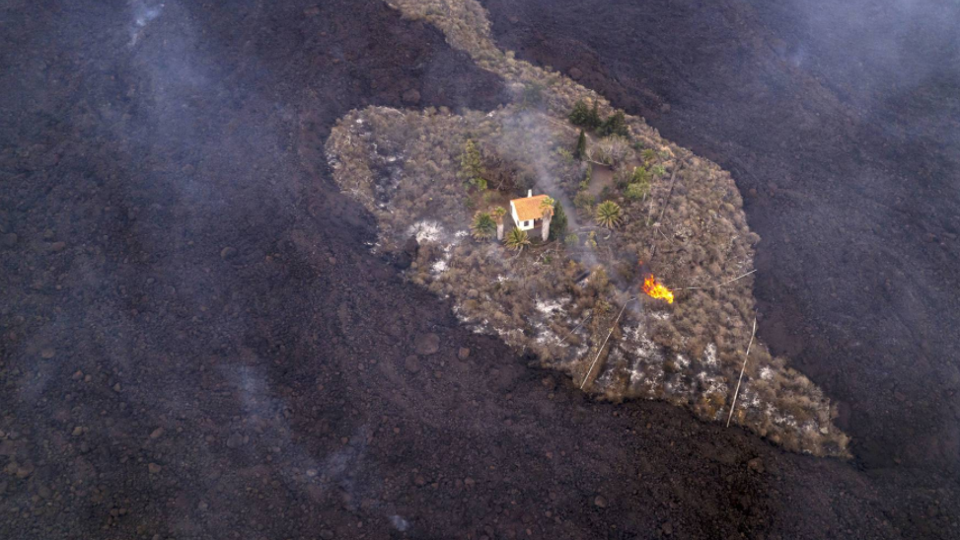 Lavastroom Op La Palma Bereikt Oceaan, Verschillende Dorpen Afgesloten Door  Overspoelde Snelweg | Vrt Nws: Nieuws