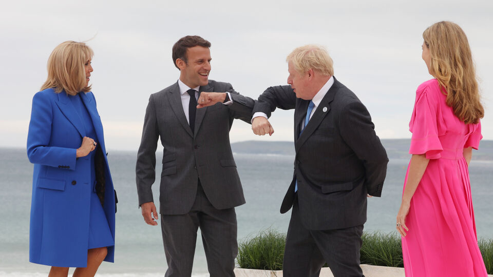 Archieffoto: Boris Johnson begroet Emmanuel Macron tijdens de G7-top in juni.