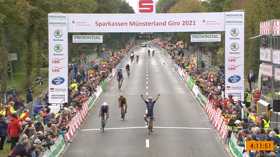Mark Cavendish triomfeert in Duitsland.