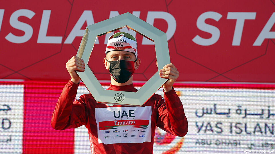 Tadej Pogacar met de trofee van eindwinnaar in de UAE Tour.