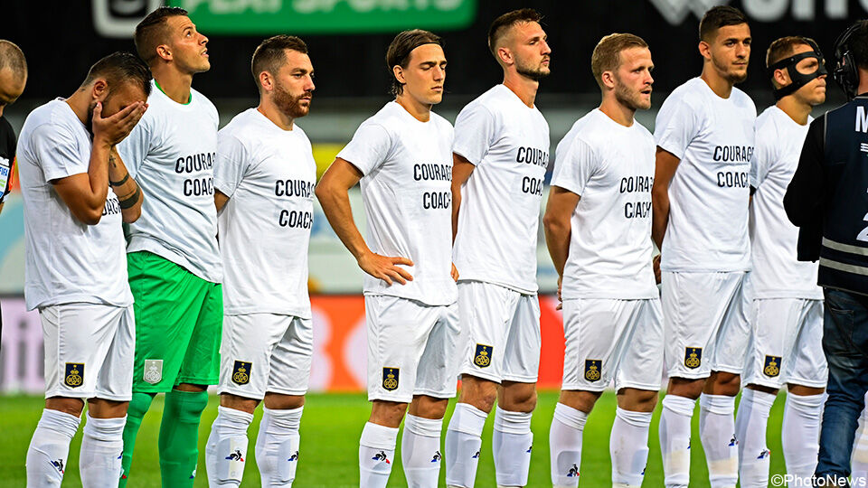 Na de dood van Felice Mazzu's moeder droegen de spelers een speciaal T-shirt om hun coach een hart onder de riem te steken