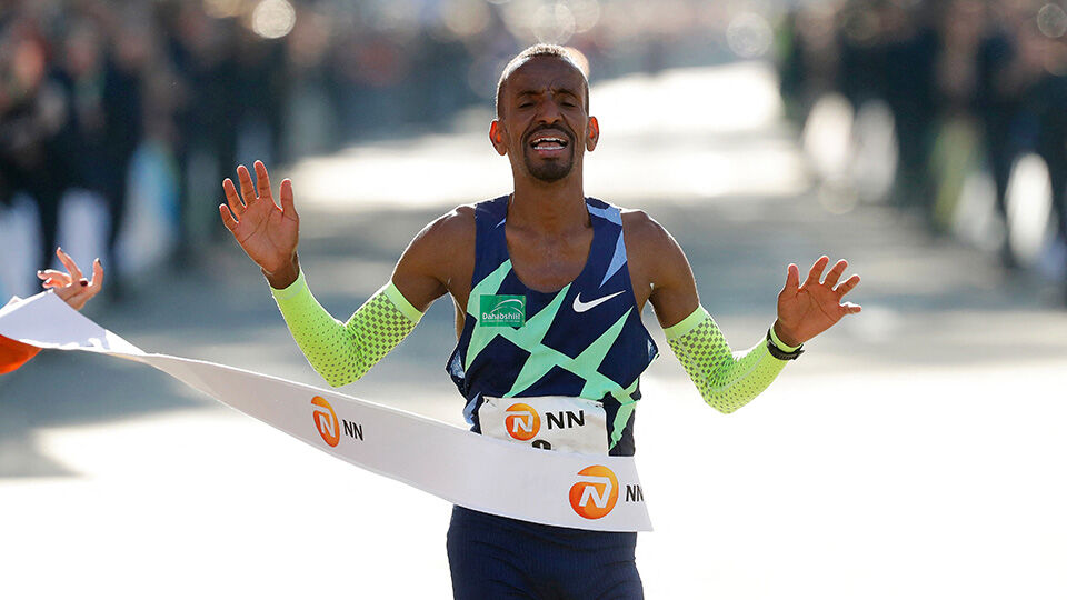Bashir Abdi zette vorig jaar een Europees record op tabellen in de marathon van Rotterdam.