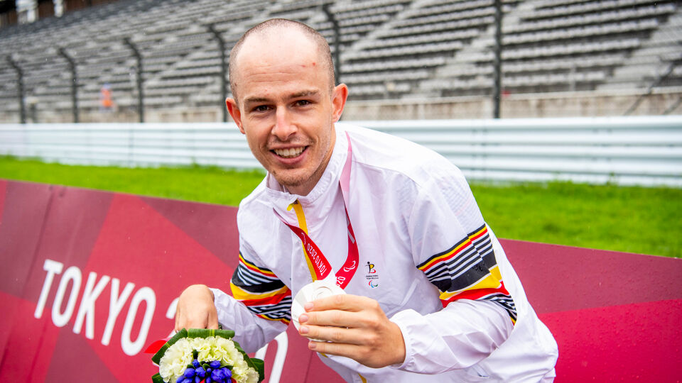 Tim Celen na de Paralympische wegrit in Tokio met zijn zilveren medaille. 