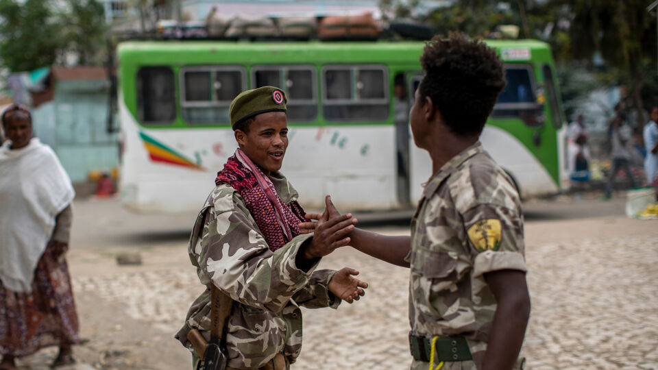Strijders van het Tigrese Volksfront TPLF begroeten elkaar na de inname van een stad in Amhara.