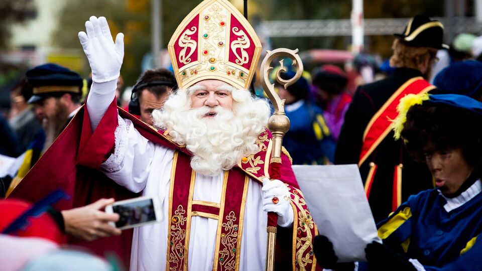 vragen Overleg hoogtepunt Mondmaskers verplicht langs volledig parcours intrede Sinterklaas in  Antwerpen | VRT NWS: nieuws