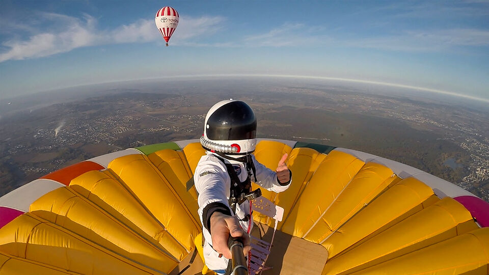 Rémi Ouvrard slaagde er nog in om een selfie te maken bovenop de luchtballon.