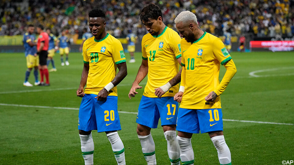 Vinicius, Paqueta en Neymar doen een dansje.