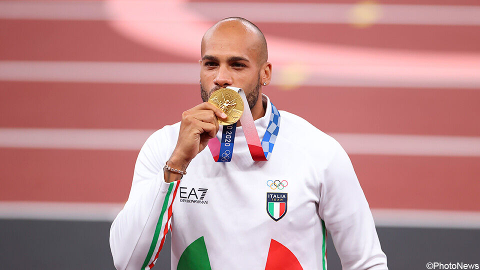 Marcell Jacobs kust zijn gouden medaille op de Olympische Spelen in Tokio.