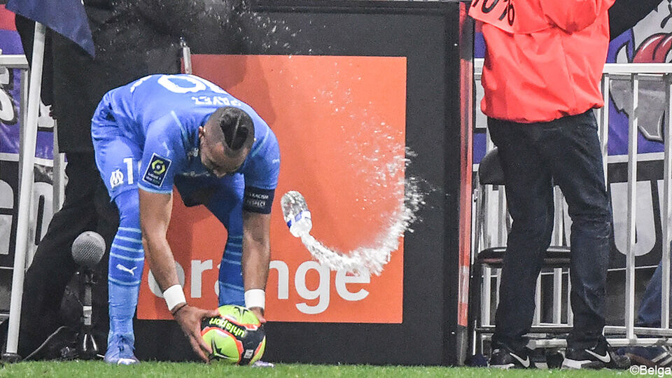 Marseille-speler Dimitri Payet kreeg een vol flesje water tegen zijn hoofd in Lyon.