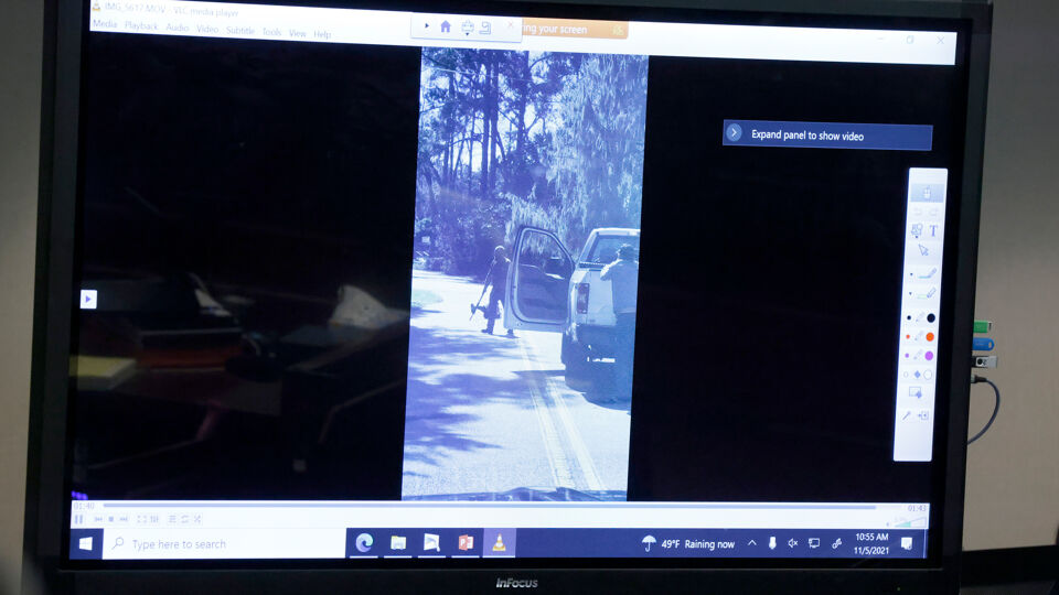 videomateriaal wordt afgespeeld tijdens de rechtszaak 