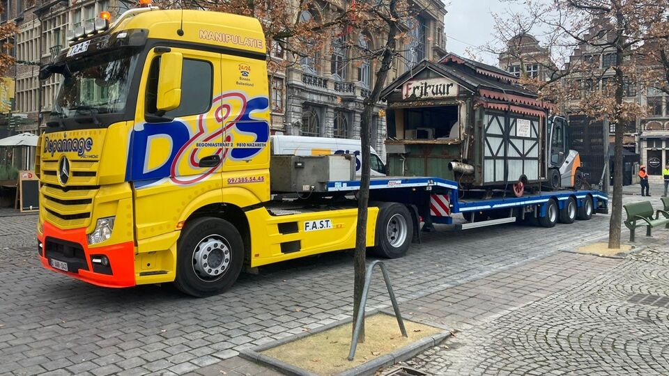 Het frietkot op de Vrijdagsmarkt wordt getakeld.