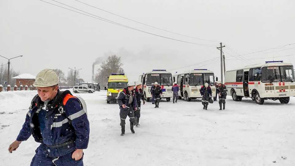 Reddingswerkers komen aan bij de steenkoolmijn.