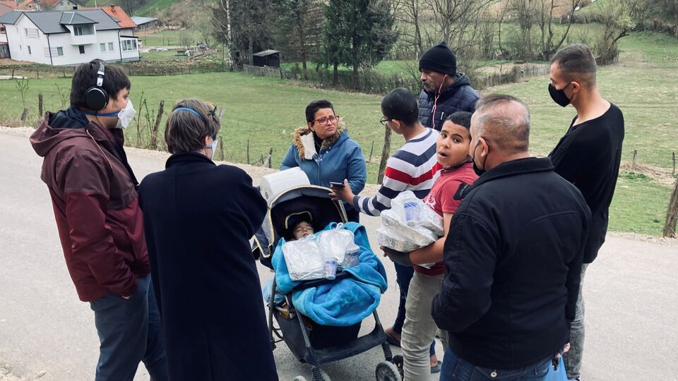 VRT NWS-buitenlandjournalisten Majd Khalifeh en Mieke Strynckx (links op de foto) tijdens de opnames van hun podcast.